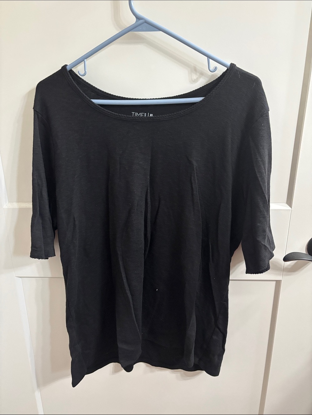 Time and Tru Black Scoop Neck Short Sleeve Tee Shirt